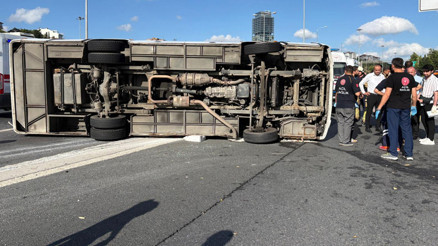 Sarıyerde TEM Otoyolunda midibüs devrildi: 13 yaralı