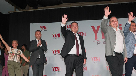 Manisa Büyükşehir Belediye Başkanı Besim Dutlulu ile 14 ilçe belediye başkanı Yeni Partiye katıldı