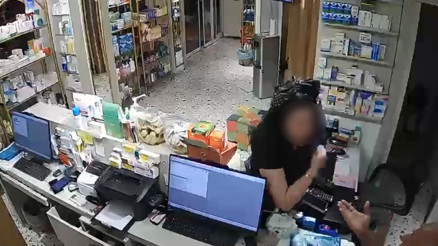 Eczacıyı darp eden kadın ilaçları alarak kaçtı