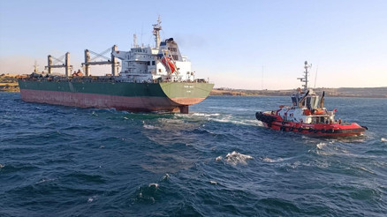 Çanakkale Boğazında yük gemisi karaya oturdu... Boğaz trafiğe kapatıldı