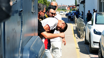 Husumetlilerine ateş açıp yoldan geçen Selahattini öldürmüştü: Zırhlı araçla adliyeye götürülen zanlı tutuklandı