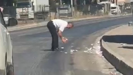 İzmirde rüzgarda uçuşan paralar yola saçıldı: Trafikte panik anları kamerada