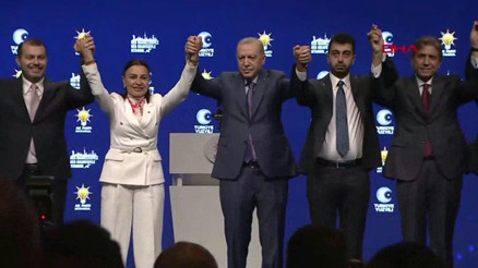 İstanbulda 3 belediye başkanı AK Partiye katıldı: Rozetlerini Cumhurbaşkanı Erdoğan taktı