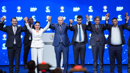 İstanbulda 3 belediye başkanı AK Partiye katıldı: Rozetlerini Cumhurbaşkanı Erdoğan taktı