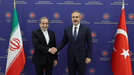 İranlı mevkidaşı Arakçi ile görüşen Bakan Fidandan kalıcı barış vurgusu