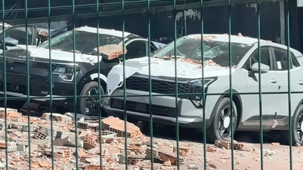 İstanbuldaki otomobil bayinde şok görüntü 12 adet sıfır araçta hasar oluştu: Zarar 30 milyon lira İstanbuldaki otomobil bayinde şok görüntü 12 adet sıfır araçta hasar oluştu: Zarar 30 milyon lira