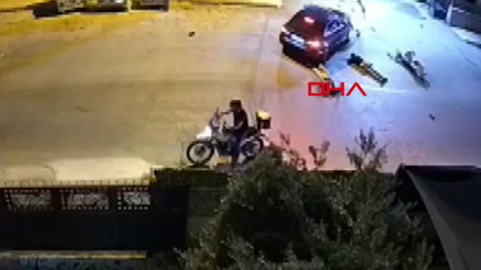 Otomobiliyle motosiklete çarptı, kaputtaki çocuğu indirip yaralıları ezerek kaçtı; o anlar kamerada