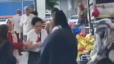 Beyoğlunda semt pazarında ürün seçme kavgası: Kadını başından yaralayan esnaf tutuklandı