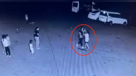 Site bahçesinde 11 yaşındaki çocuğa tekme, yumruk ve tokatlı saldırı kamerada Site bahçesinde 11 yaşındaki çocuğa tekme, yumruk ve tokatlı saldırı kamerada