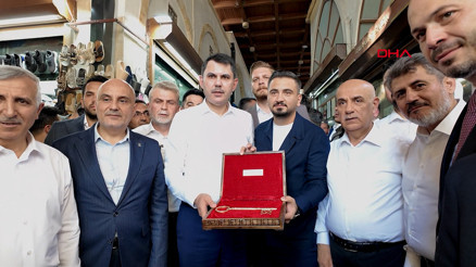 Bakan Kuruma Kahramanmaraşta yeniden ihya edilen Kapalı Çarşının sembolik anahtarı verildi