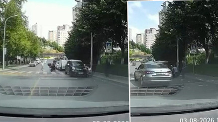 İstanbulda kayan otomobili kaputuna asılarak durdurdu: O anlar kamerada