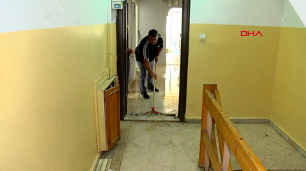Büyükçekmecede daireden akan su alt kattaki eve sızdı: 3 aydır çekpasla temizliyoruz