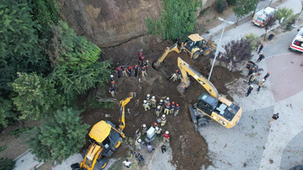 Büyükçekmecede toprak kayması Göçük altında 2 kişinin kaldığı iddia edildi