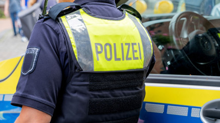 Çıplak kadın Nürnbergde polise ve çevredekilere saldırdı