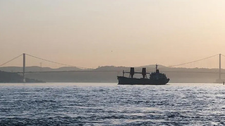 İstanbul Boğazında arızalanan gemi çekildi, trafik yeniden açıldı