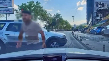 Trafik magandası tartıştığı sürücünün önünü kesti: Kafanı keserim
