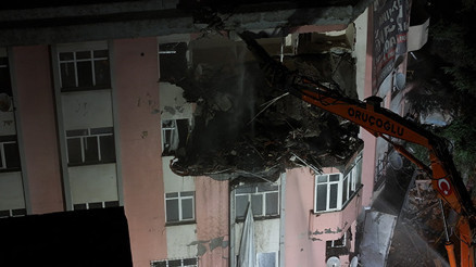 Bahçelievlerde çöken binanın yanındaki riskli binanın yıkımına başlandı