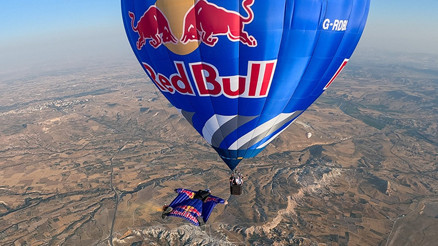 Red Bull Sporcusu Kapadokyada balonlar arasında 200 km/s hızla slalom yaptı