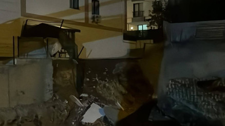 Çekmeköy’de istinat duvarı yıkıldı 5 katlı bina boşaltıldı
