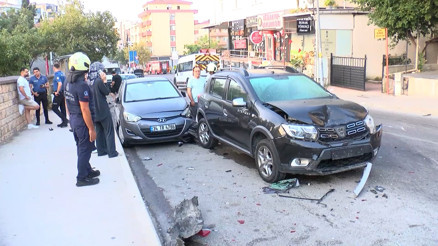 Otomobil, park halindeki 3 araca çarptı: 2 yaralı