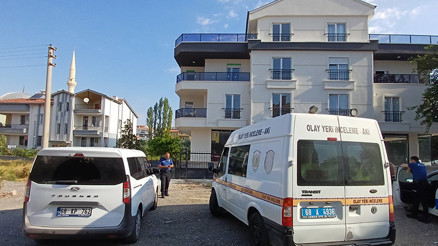 Cam silen genç kadın, 3. kattan zemine düştü