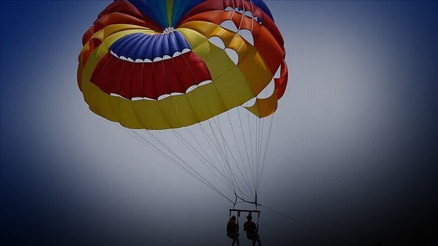 Antalyada deniz paraşütü sahile düştü: 2 kişi yaralandı