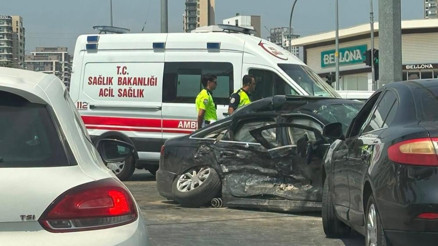 Mersinde ambulans ile otomobil çarpıştı: 3’ü sağlık çalışanı 5 yaralı