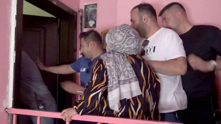 Boşanmak istemeyen eş 2 çocuğunu balkonda alıkoydu, polis tarafından etkisiz hale getirildi