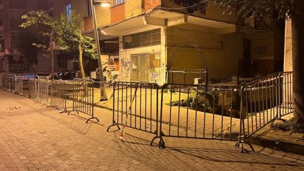 Güngören’de 5 katlı binanın balkonu çöktü: Binanın çevresi bariyerle kapatıldı