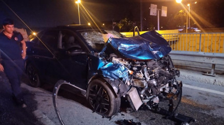 Ümraniyede hafif ticari araç ile otomobil çarpıştı: 4ü ağır, 6 yaralı