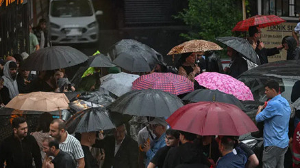 İstanbulda sıcak havaya sağanak molası: Meteorolojiden kuvvetli rüzgar uyarısı