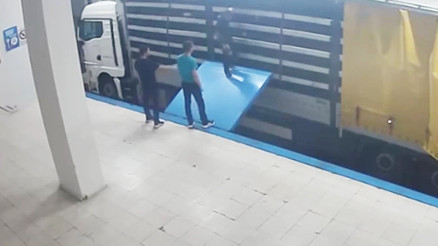 TIRın gizli bölmesinde yurt dışına kaçmaya çalışan suç örgütü üyesi sınırda yakalandı