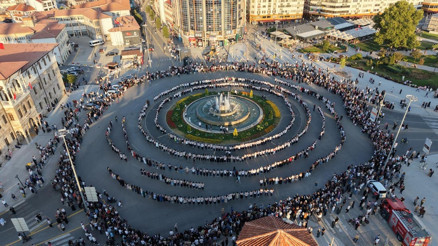 Sivasta renkli görüntüler... 1058 kadın kent meydanında halay çekti