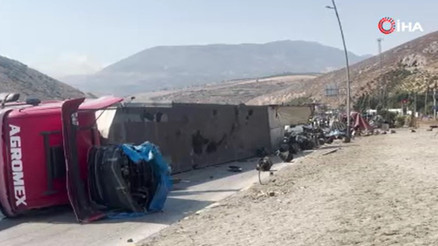 Hatayda freni arızalanan TIR otomobile çarpıp devrildi: Sürücü ağır yaralandı