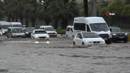 Samsunda sağanak: Yollar göle döndü