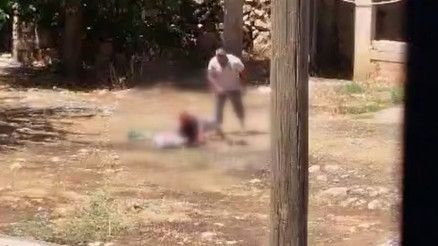 85 yaşındaki annesini sopayla darp etti