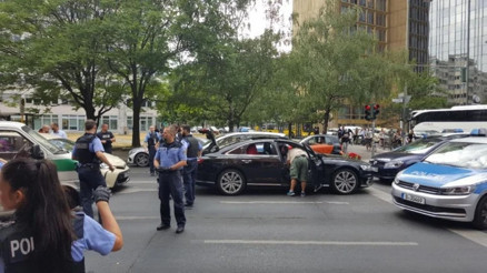Düğün konvoyunda silah sesleri polisi harekete geçirdi