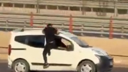 Kavga ettiği kardeşinin aracına tutunup, camdan içeri girmeye çalıştı O anlar kamerada