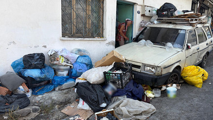 İzmirde mahallelinin çöp ev isyanı: Kokudan duramıyoruz