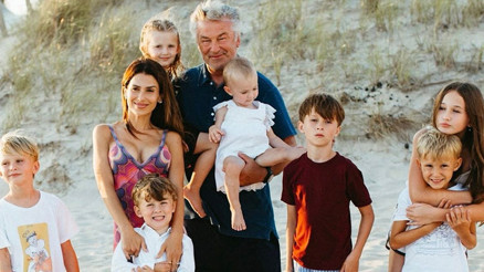 8 çocuğu var ama babalığa doyamadı… Eşine şaka yollu seslendi: Gel bir bebek daha yapalım 8 çocuğu var ama babalığa doyamadı… Eşine şaka yollu seslendi: Gel bir bebek daha yapalım