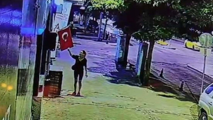 Muğla’da iş yerinin önündeki Türk bayrağını çakmakla yakan kadın şüpheli aranıyor