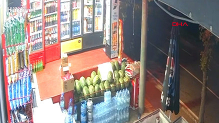 Otomobille çarpıp üzerinden geçtiği genç kız ağır yaralandı; o anlar kamerada Otomobille çarpıp üzerinden geçtiği genç kız ağır yaralandı; o anlar kamerada