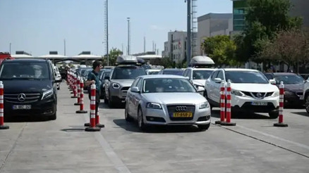 Yıllık izinleri biten gurbetçilerin dönüş yolculuğu sürüyor: Sınır kapılarında yoğunluk Yıllık izinleri biten gurbetçilerin dönüş yolculuğu sürüyor: Sınır kapılarında yoğunluk