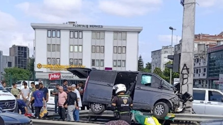 Küçükçekmecede hafif ticari araç direğe çarptı; 13 çocuk yaralandı