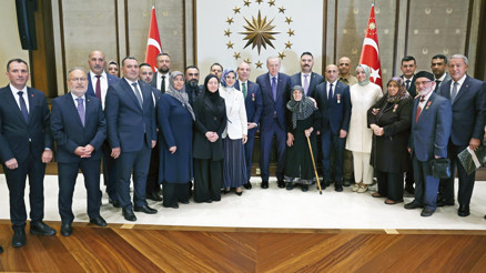 Şehit aileleriyle kucaklaşma