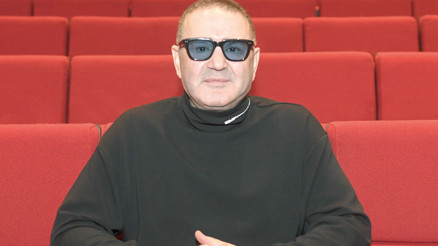 Yeni oyunla tiyatroya dönüyor