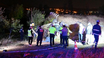 Kırıkkale’de aydınlatma direğine çarpan otomobil takla attı: 1 ölü, 2 yaralı