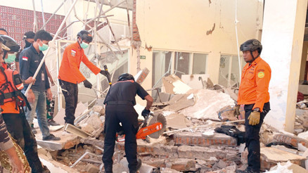 Endonezya 7.7 ile sarsıldı: En az 47 ölü