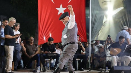 Efeler ‘Zeybek Ateşi’ni yaktı