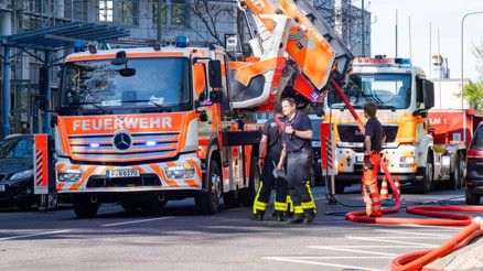 Dokuz metreden düştü: İtfaiyeciler Nürnberg Kongre Salonundan ağır yaralı bir işçiyi kurtardı